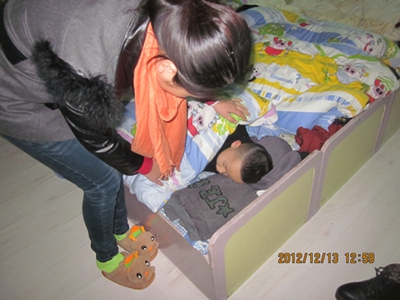 幼儿园老师制作的精美午睡室墙面装饰