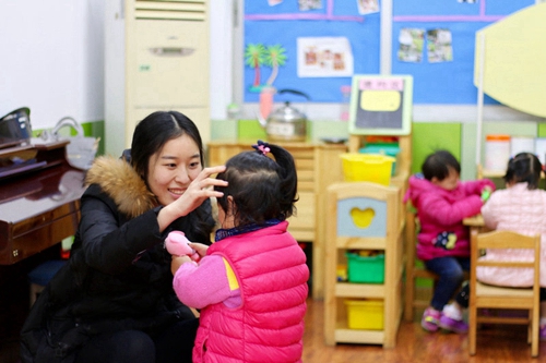 2、洪殿，蹲下来教育.jpg